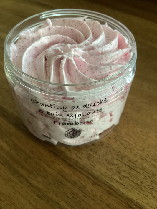 Chantilly de douche et bain exfoliante à la poudre de noyau d’abricot 100g Framboise